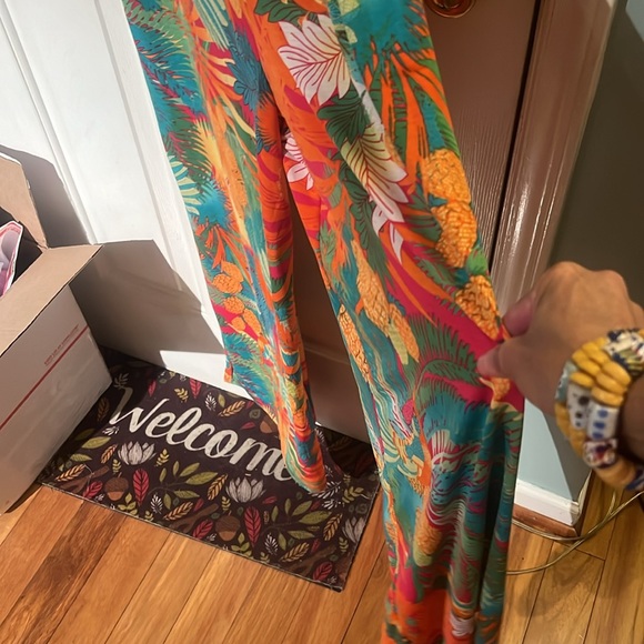 Beautiful jumper, size large, no tags, adjustable straps. Pockets - Picture 5 of 6